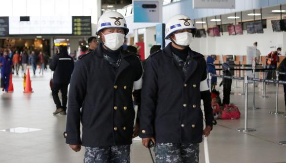El personal de la policía militar usa máscaras, durante las medidas para frenar un brote de coronavirus, en el aeropuerto internacional de El Alto, en las afueras de La Paz. (Foto: Reuters).