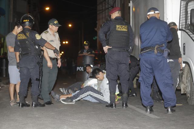 Inquilinos del edificio de la ex Cooperativa Santa Elisa en el Cercado de Lima, fueron desalojados esta madrugada por un grupo de personas que ingresaron de forma violenta al inmueble (Fotos: José Caja)