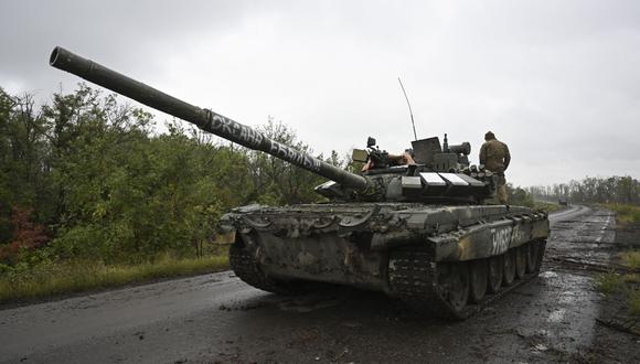 Soldados ucranianos sobre un tanque ruso capturado en las afueras de Izyum, región de Kharkiv, este de Ucrania el 14 de septiembre de 2022, en medio de la invasión rusa de Ucrania. (Foto por Juan BARRETO / AFP)