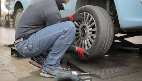 Un hombre cambiando un neumático de su coche. | Imagen referencial: Andrea Piacquadio / Pexels