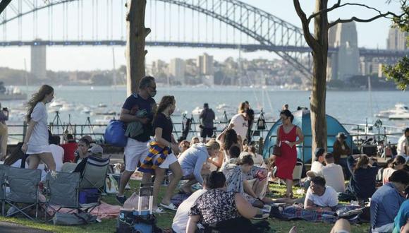 La gente se reúne frente al Sydney Harbour Bridge, antes de los fuegos artificiales de Nochevieja en Sydney, Australia, el viernes 31 de diciembre de 2021. (Foto: Anadolu Agency - Anadolu).