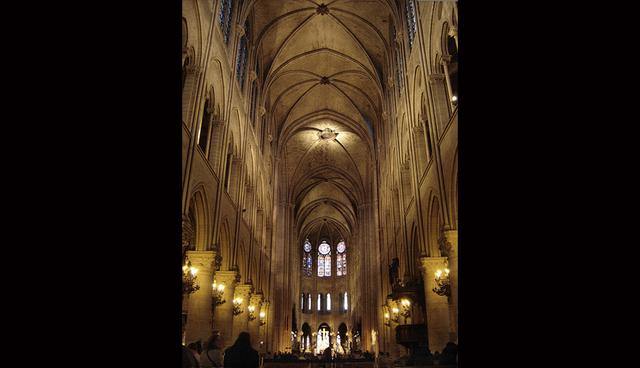 El interior de la nave de la catedra en la que resalta el tono dorado. Simplemente asombro. (Foto: Wikimedia Commons)