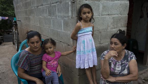 Las hermanas Deysi Orellana, y Brithani Lizeth, de 3 y 5 años junto a su abuela Evangelina Murillo, en San Pedro Sula, Honduras. (AP)