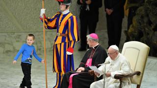 Niño argentino juega en plena audiencia del papa Francisco [VIDEO]