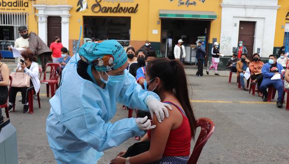 En Perú se aplican dos dosis para completar la inmunización contra el COVID-19. (Foto: GEC)