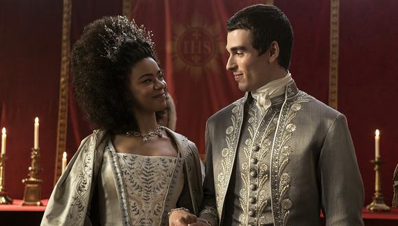 India Amarteifio y Corey Mylchreest protagonizan "Queen Charlotte: una historia de Bridgerton", disponible en Netflix.