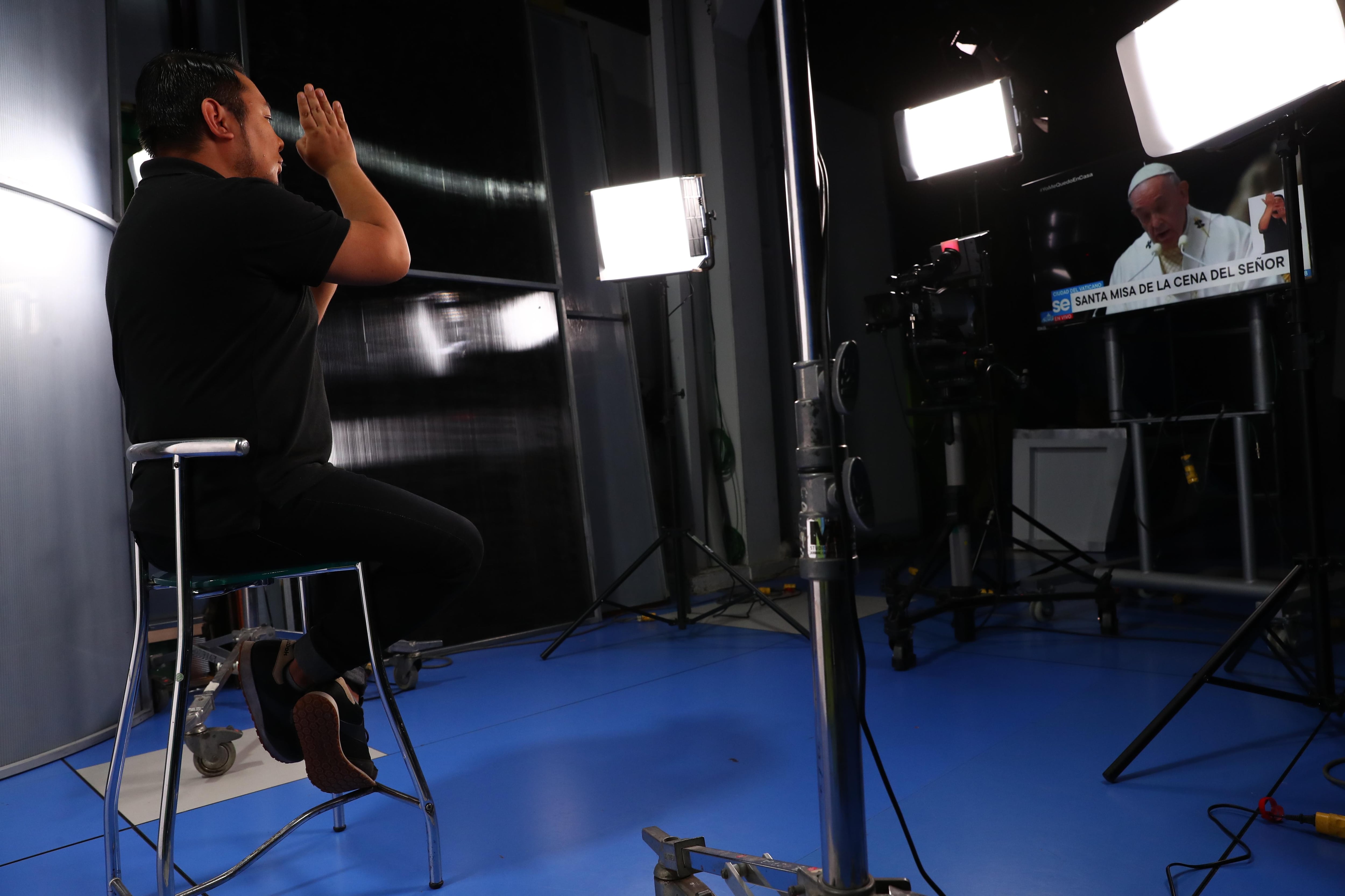 Moisés interpretando para la comunidad sorda desde el estudio de TVPerú. (Foto: Alessandro Currarino / GEC).