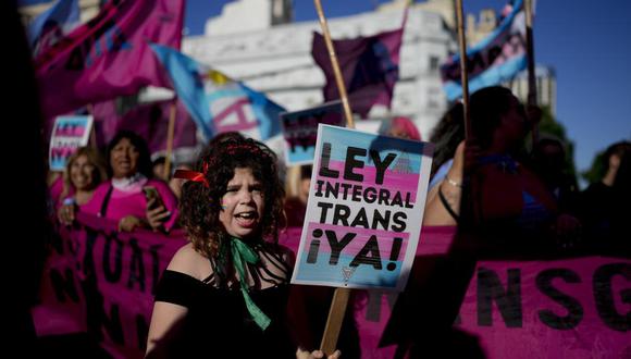 Elizabeth Reinaga Amorena, una niña trans, marcha con el Movimiento Latinoamericano de Madres de Hijos LGBT+ en Buenos Aires, Argentina.