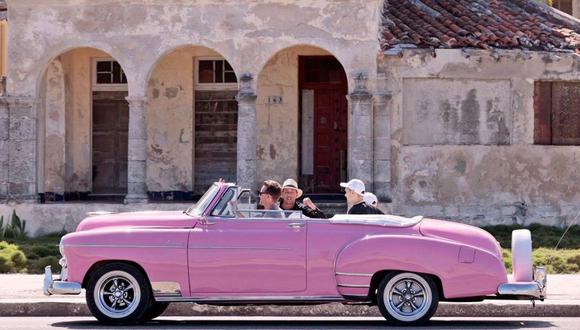 Turistas viajan en un coche clásico por La Habana, Cuba, el pasado 24 de octubre. EFE/ERNESTO MASTRASCUSA
