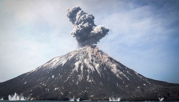 Al menos 222 personas perdieron la vida este fin de semana por un tsunami en Indonesia originado por el volcán Krakatoa. (Foto: EFE)