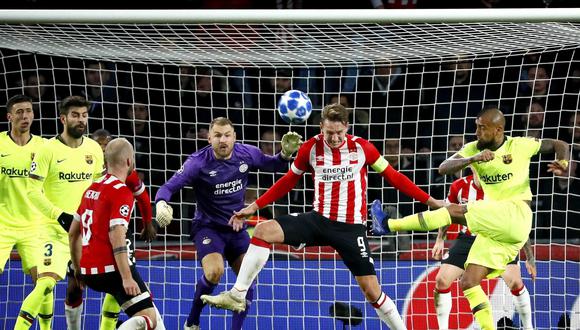 Barcelona vs. PSV: Arturo Vidal casi regala este golazo en la Champions League. (Foto: EFE)