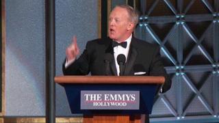 Emmy: La sorpresiva aparición del ex portavoz de Trump [VIDEO]
