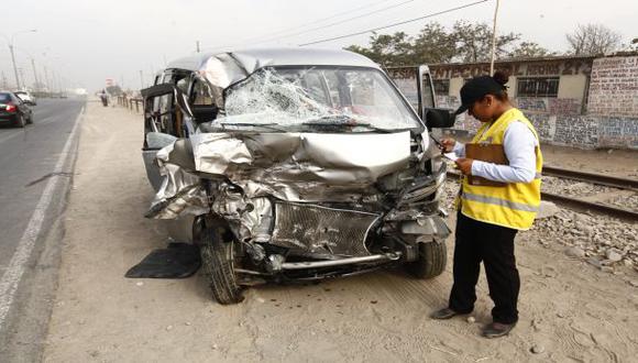Ate: Tres heridos deja choque de minivan con camión cisterna