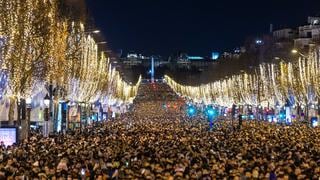 Año Nuevo: más de un millón de personas recibieron el 2023 en los Campos Elíseos, en París