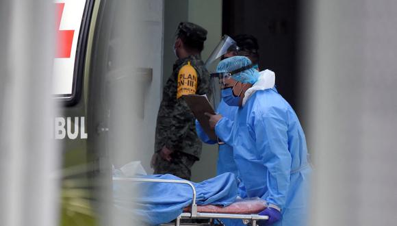 Personal médico de la Secretaría de la Defensa Nacional ingresa a un paciente de coronavirus al Hospital Militar Chivatito de la Ciudad de México, el 16 de julio de 2021. (ALFREDO ESTRELLA / AFP).