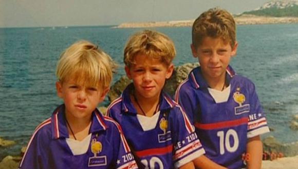 Eden Hazard detrás de sus hermanos Thorgan y Kylian. Foto: El País de Madrid.