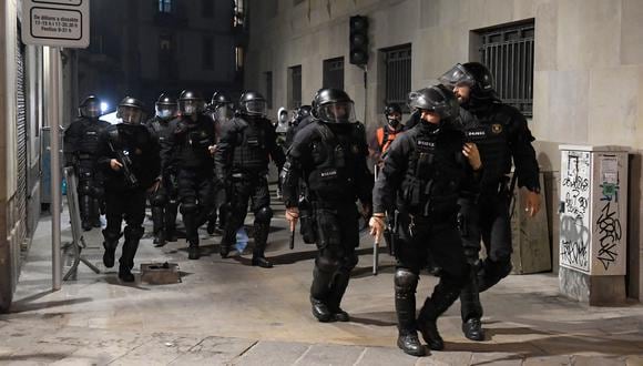 Agentes de la policía patrullan una calle en Barcelona el 31 de octubre de 2020. (Foto referencial: Josep LAGO / AFP)