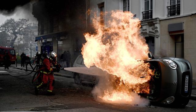 Debilitado pero aún vivo, el movimiento popular de los "chalecos amarillos" franceses, surgido hace exactamente un año, movilizó el sábado a miles de personas en el país, sobre todo en París, donde se registraron actos de violencia y más de un centenar de detenidos. (Foto: AFP)