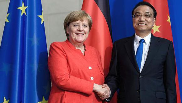 El primer ministro chino, Li Keqiang, junto a la canciller alemana, Angela Merkel, tras la firma de acuerdos comerciales entre ambos países. (Foto: EFE)<br>