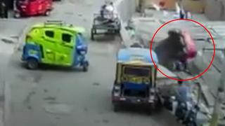 El Agustino: mototaxi con tres niños a bordo cae sobre sobre techo de una casa | VIDEO