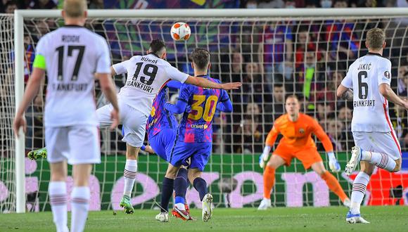 Golazo de Rafael Santos Borré para el 2-0 del Frankfurt ante el Barcelona por Europa League | VIDEO