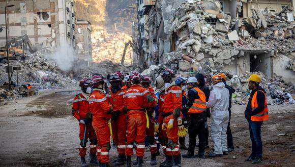 Rescatistas de Senegal trabajan en el lugar de los edificios derrumbados tras un fuerte terremoto, en Hatay, Turquía, el 19 de febrero de 2023. (Foto: EFE/EPA/MARTIN DIVISEK)