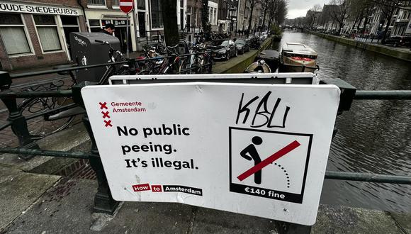 Un cartel alerta sobre la prohibición de orinar en espacios públicos.