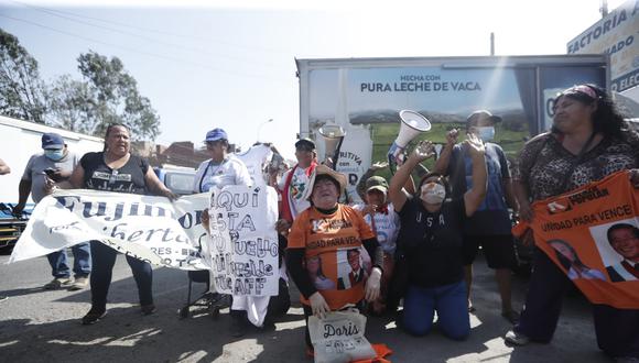 Fujimoristas respaldaron la decisión del TC con arengas, banderolas, pancartas y megáfono en mano. (Foto: Hugo Pérez / @photo.gec)