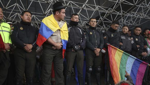 La Presidencia de Ecuador calificó de “secuestro” la retención de ocho agentes de la Policía por manifestantes indígenas, en la sede de la Casa de la Cultura en Quito. (AP)