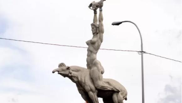 La escultura de María Lionza permaneció hasta 2004 en el medio de una de las principales autopistas de Caracas, cuando se quebró y fue reemplazada con una réplica.