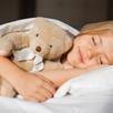 ¿Cómo conseguir que tu hijo duerma mejor?: 10 alimentos infalibles que ayudan a conciliar el sueño infantil