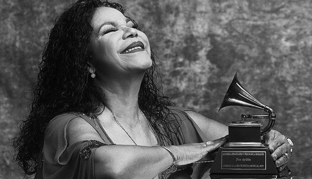 Eva Ayllón recibió el Premio a la Excelencia de los Latin Grammy por su contribución en la música.