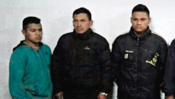 &lsquo;Chino Acero&rsquo; (centro) fue capturado con armas y municiones en La Libertad. (Foto: Cortes&iacute;a PNP)