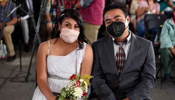 Una pareja se ve durante una celebración colectiva de bodas en la explanada del Palacio Municipal de Nezahualcóyotl en Nezahualcóyotl, México. (Foto: ALFREDO ESTRELLA / AFP)