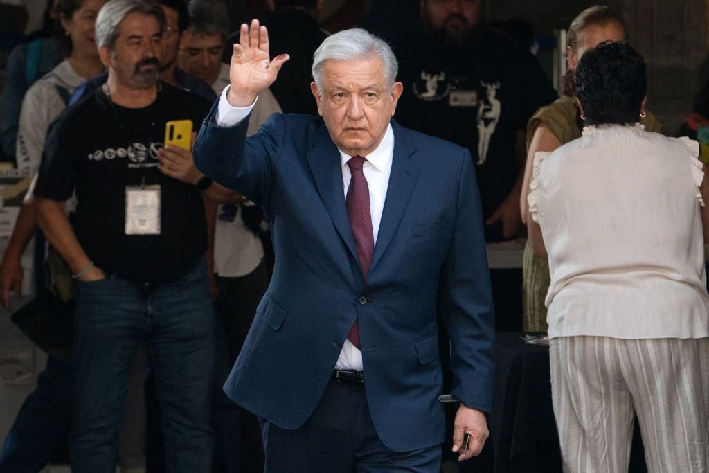 El presidente de México, Andrés Manuel López Obrador, ejerciendo su derecho al voto en en la Ciudad de México, el 2 de junio de 2024. (GETTY IMAGES).