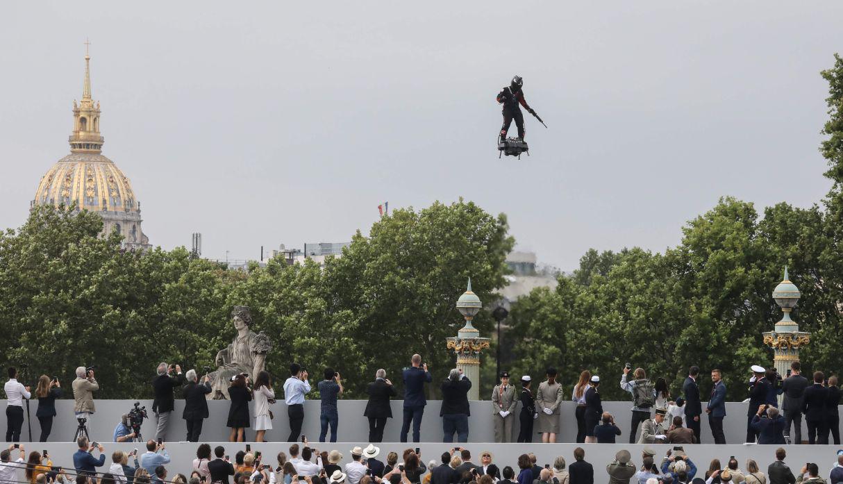 Francia sorprendió al mundo este domingo al presentar su poderoso despliegue de armamento, aviones, helicópteros y un increíble soldado que sobrevoló París durante el Día de la Bastilla. (Foto: AFP)