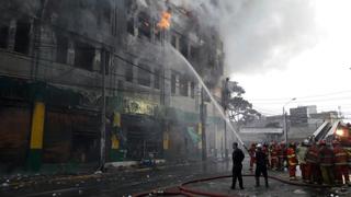 Incendio en Las Malvinas: noventa colegios suspenden clases debido a la emergencia