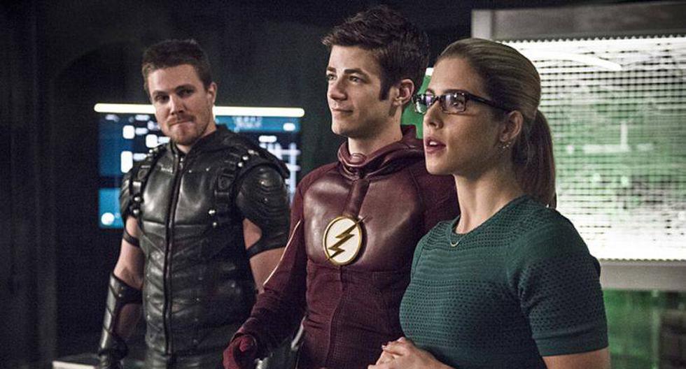 Stephen Amell es Green Arrow, Grant Gustin es Flash y Emily Bett Rickards es Felicity (Foto: The CW)