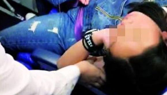 China: pasajeros olvidaron a su hija en el avión