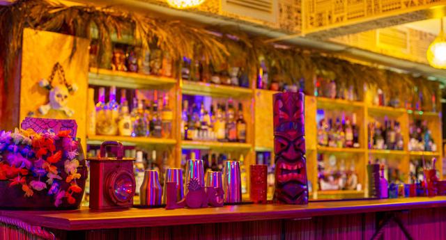 Con temática tropical inspirada en las culturas de la Polinesia, Curayacu Tiki Bar ha sido decorado con máscaras tribales y estatuas moais, típicas de la Isla de Pascua. (Foto:Curayacu Tiki Bar)