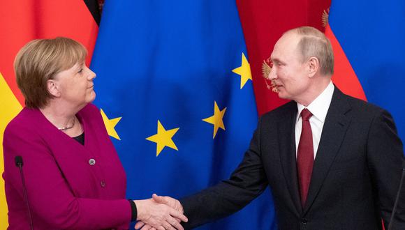 Vladimir Putin y Angela Merkel se reunieron en Moscú. (Pavel Golovkin/Pool via REUTERS).