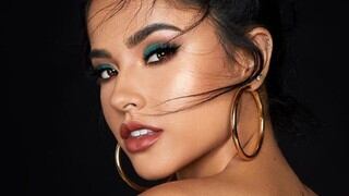 Becky G lució sensual gracias a su línea de maquillaje ‘Salvaje’, pero escote de infarto fue el protagonista