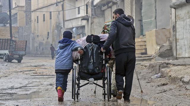 Miles huyen de Alepo en el punto más intenso de la guerra - 13