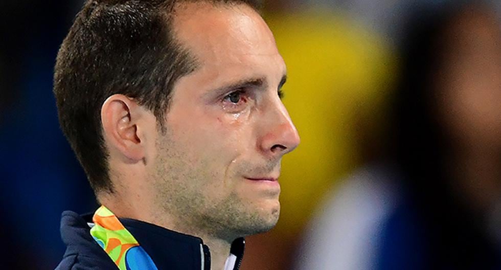 Renaud Lavillenie protagonizó un triste momento en Río 2016. El atleta francés lloró al ser abucheado cuando recibió la medalla de plata en el salto con garrocha. (Foto: AFP)