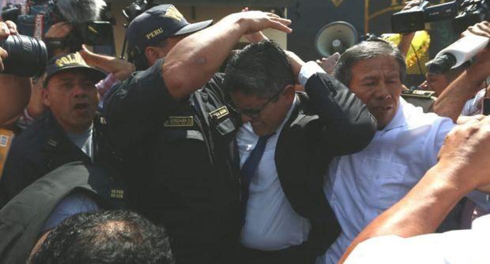El fiscal José Domingo Pérez denunció la agresión de los seguidores de Keiko Fujimori en la comisaría de Chorrillos. (Foto: Alessandro Currarino / El Comercio)