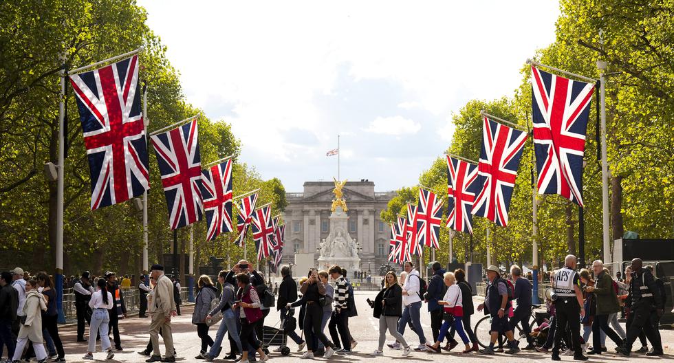Visitantes caminan para despedirse de la reina Isabel II y pasan al frente del palacio de Buckingham. Foto del 16 de setiembre del 2022. AP