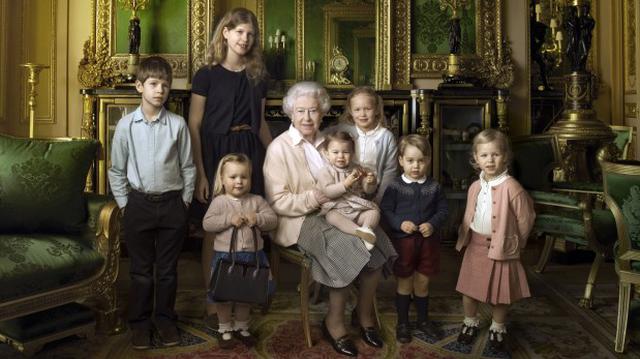 La reina Isabel II junto a sus pequeños príncipes y vizcondes - 1