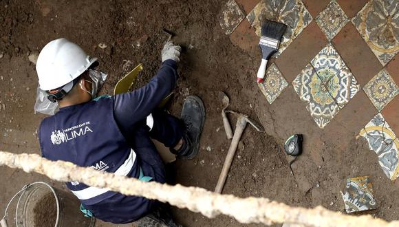 Continúan las excavaciones y hay nuevos hallazgos en los conductos subterráneos que llevan hasta las catacumbas en la plazuela de la iglesia San Francisco, en el Centro de Lima. Foto: Britanie Arroyo / @photo.gec