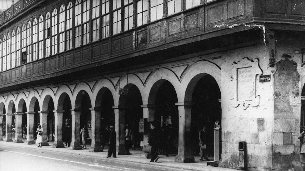 Entre los jirones Huallaga, llamado antiguamente Botoneros, y de la Unión se lucen los balcones limeños. Postal del 21 de junio de 1949. Foto: GEC Archivo Histórico