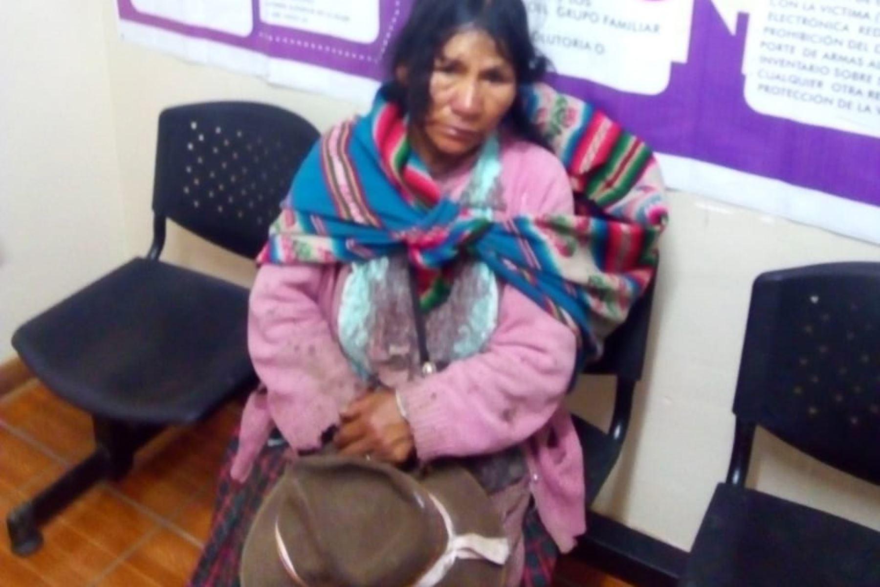 Luisa Curi Sapa (52), natural de Paruro (Cusco), caminó durante seis horas para denunciar la tentativa de feminicidio de la que fue víctima. (PNP)
